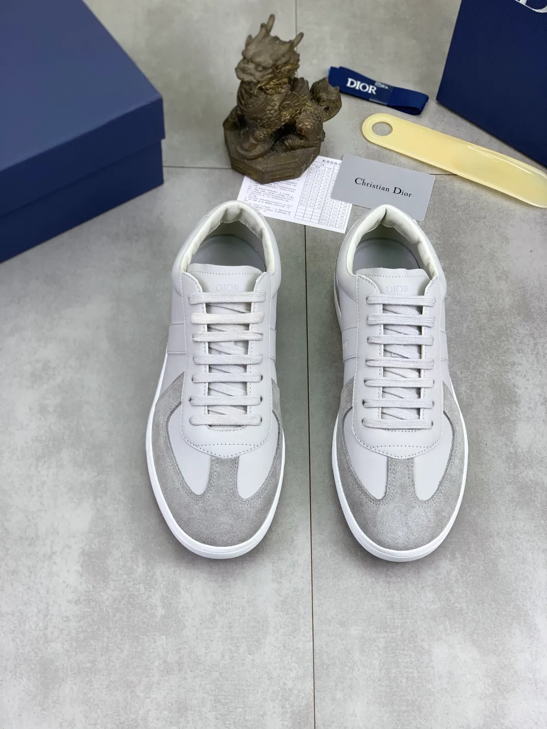 Men's shoes 💰P360 New Dior B01 moral training shoes, white first-layer cowhide, original molded outsole. New to the fall collection, this sneaker marks the return of a Dior classic, reinterpreted in a stylish and elegant silhouette. Crafted from white smooth first-grain cowhide with a tonal silk sheepskin lining, it features the Dior logo on the tongue and inner sides, and a CD icon on the heel. Paired with Tpu anti-slip soles of the same color, it can be matched with various styles to create a sophisticated look.  Code number: 38-44